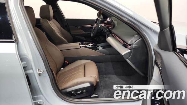 BMW 5 Series 2025, фото 16