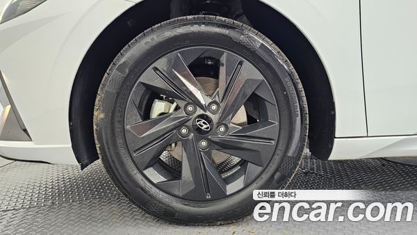 Hyundai Elantra 2023, фото 5
