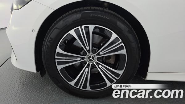 Mercedes-Benz E-Class 2024, фото 4