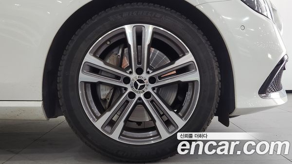 Mercedes-Benz E-Class 2022, фото 5
