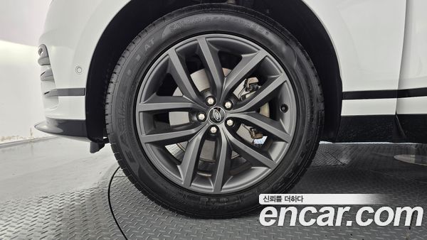 Land Rover Range Rover Velar 2026, фото 4