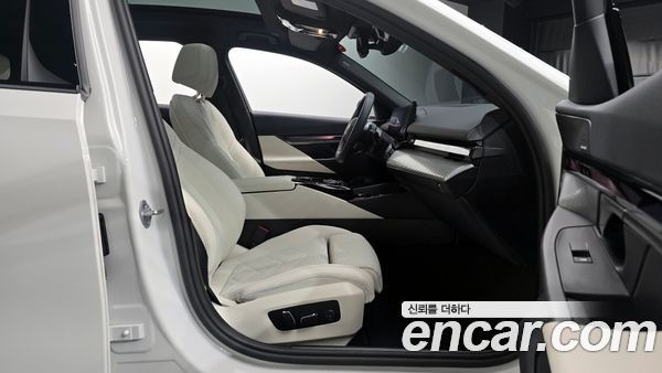 BMW 5 Series 2025, фото 16