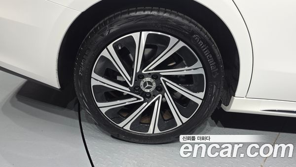 Mercedes-Benz E-Class 2024, фото 4