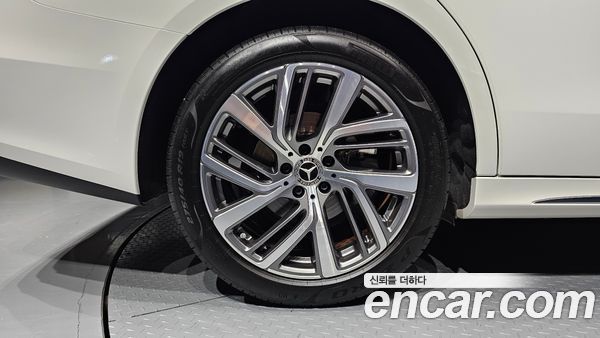 Mercedes-Benz E-Class 2024, фото 5