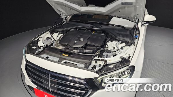 Mercedes-Benz E-Class 2024, фото 6