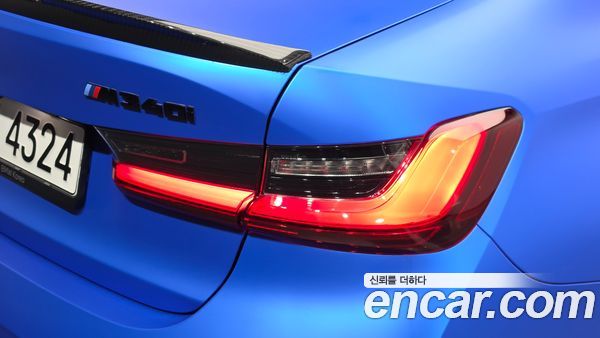 BMW 3 Series 2024, фото 9