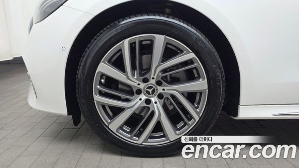 Mercedes-Benz E-Class 2024, фото 4