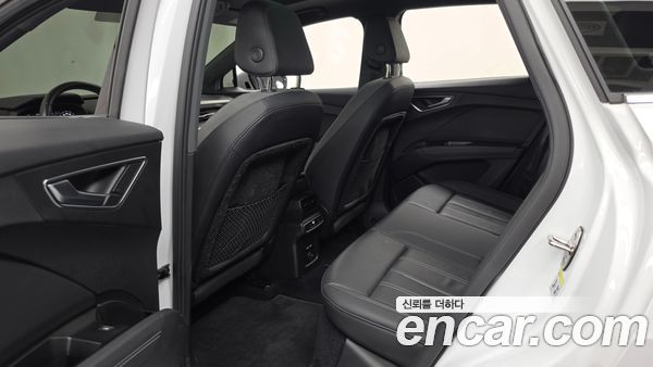 Audi Q4 e-tron 2022, фото 16