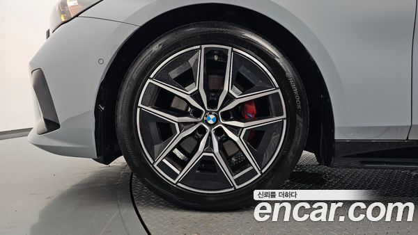BMW 5 Series 2025, фото 4