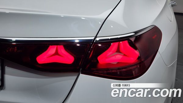 Mercedes-Benz E-Class 2025, фото 9