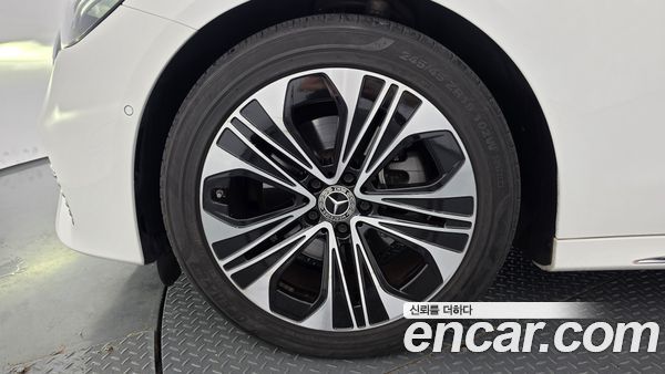 Mercedes-Benz E-Class 2024, фото 5