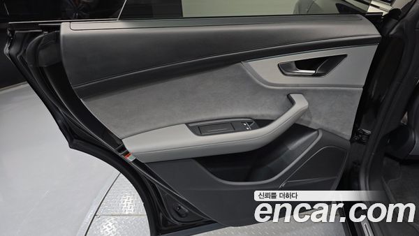 Audi Q8 2023, фото 14