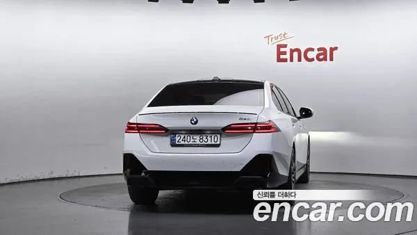 BMW 5 Series 2025, фото 4