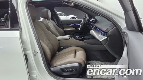 BMW 5 Series 2025, фото 11