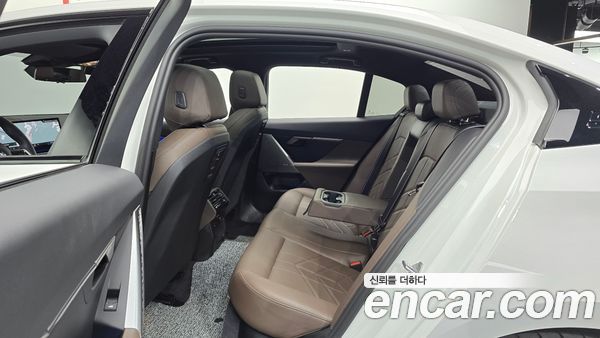 BMW 5 Series 2025, фото 12