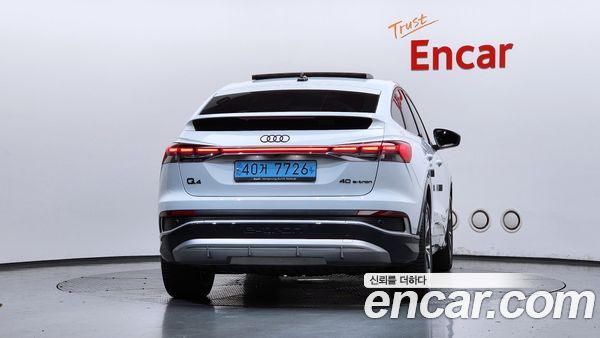 Audi Q4 e-tron 2023, фото 4