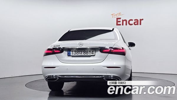 Mercedes-Benz E-Class 2022, фото 4