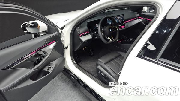 BMW 5 Series 2025, фото 16