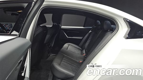 BMW 5 Series 2025, фото 17