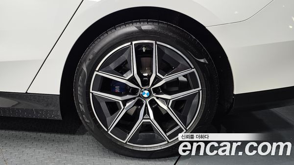 BMW 5 Series 2025, фото 6