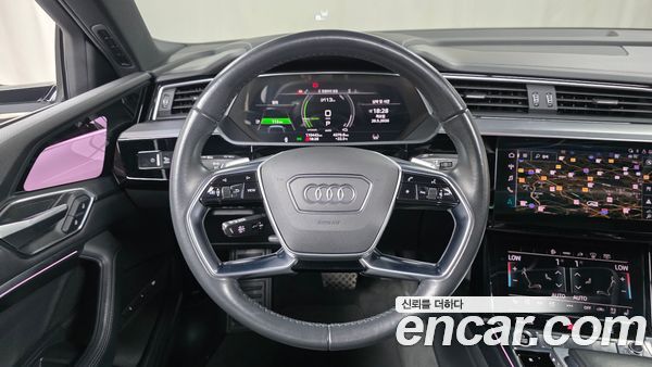 Audi e-tron 2022, фото 13