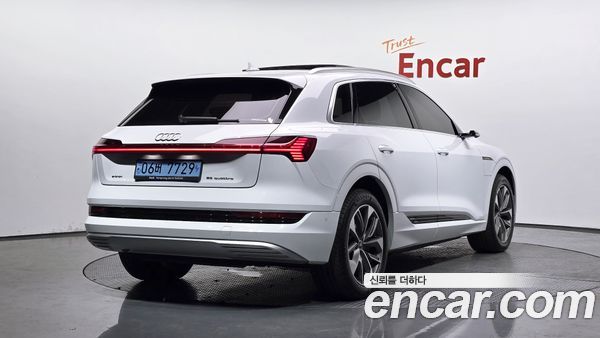 Audi e-tron 2022, фото 2
