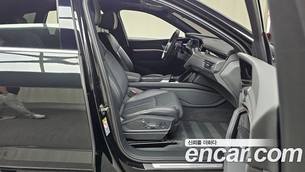 Audi e-tron 2020, фото 16