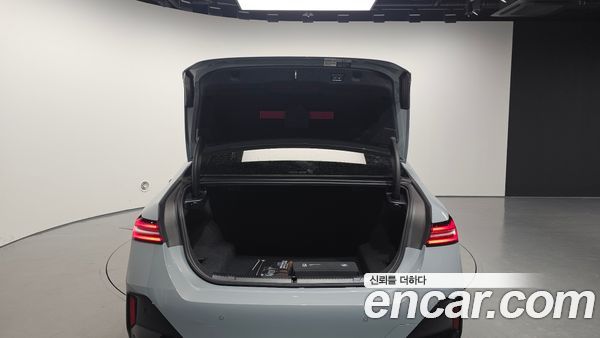 BMW 5 Series 2025, фото 29