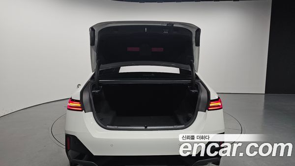 BMW 5 Series 2025, фото 28