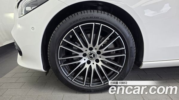 Mercedes-Benz C-Class 2025, фото 5
