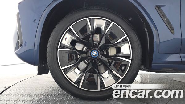 BMW iX3 2025, фото 4