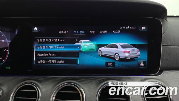 Mercedes-Benz E-Class 2022, фото 32
