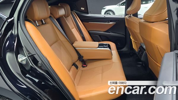 Toyota Camry 2025, фото 16