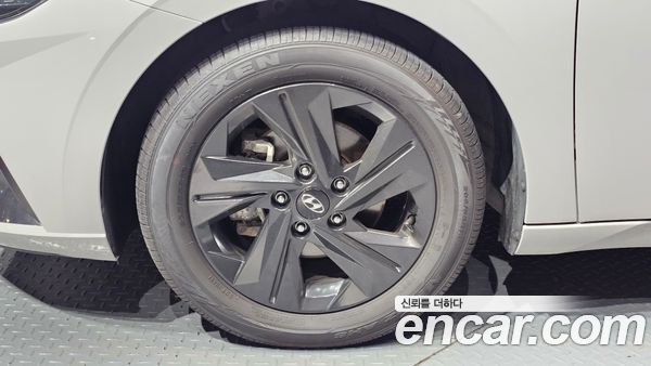 Hyundai Elantra 2023, фото 5