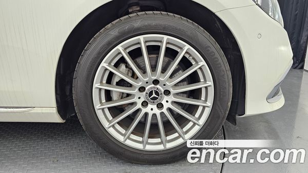Mercedes-Benz E-Class 2022, фото 5