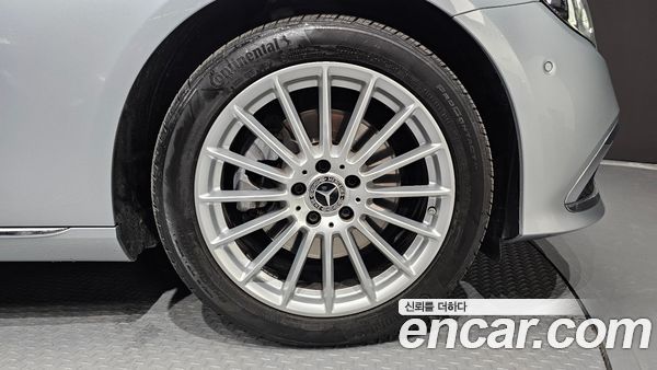 Mercedes-Benz E-Class 2022, фото 5