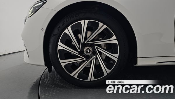 Mercedes-Benz E-Class 2024, фото 4