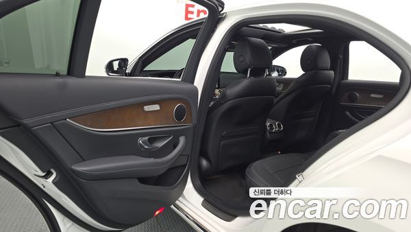 Mercedes-Benz E-Class 2021, фото 16