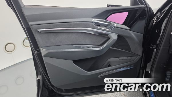 Audi e-tron 2023, фото 12