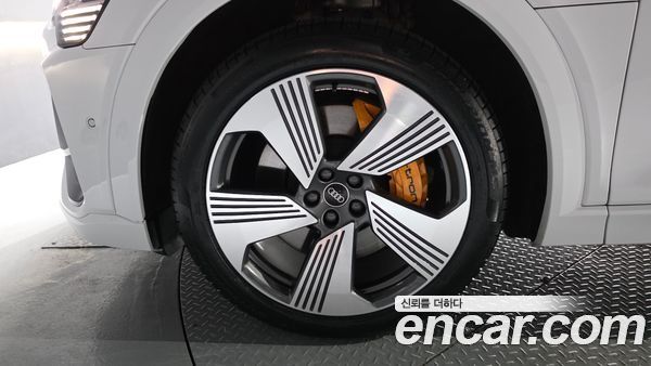 Audi e-tron 2023, фото 5