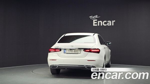 Mercedes-Benz E-Class 2022, фото 4