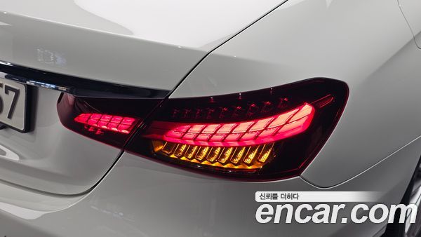Mercedes-Benz E-Class 2022, фото 9