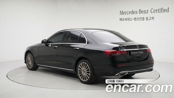 Mercedes-Benz E-Class 2023, фото 2
