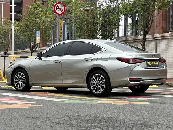 Lexus ES 2023, фото 4