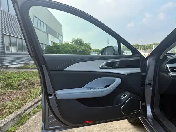 Hongqi H5 PHEV 2025, фото 11