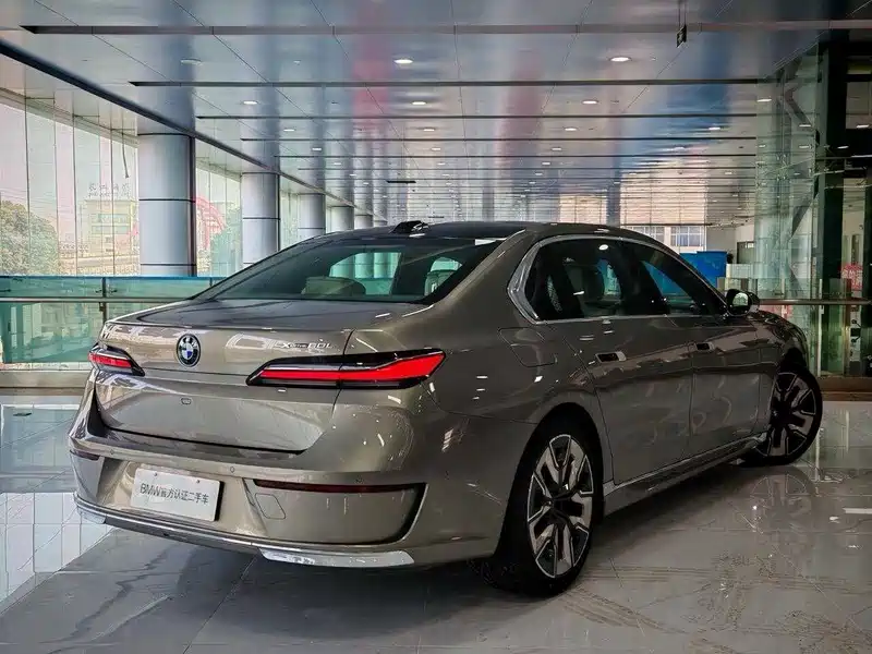 BMW i7 2023 — автомобиль из Китая в наличии