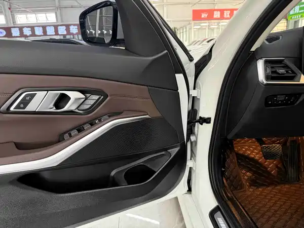 BMW 3 Series 2023, фото 10