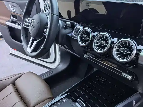 Mercedes-Benz GLB 2023, фото 13