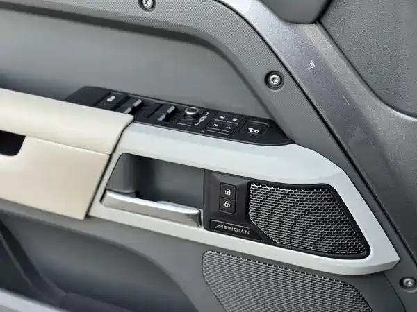 Land Rover Defender 2023, фото 14