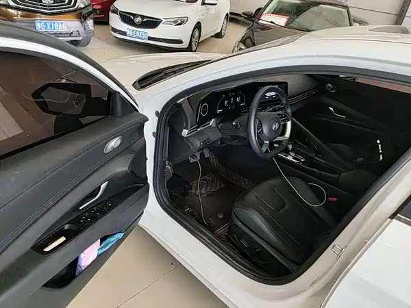 Hyundai Elantra 2023, фото 11